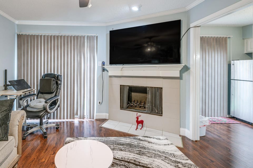 Near Expressways! Cozy Dallas Condo w/ Workspace House in Addison