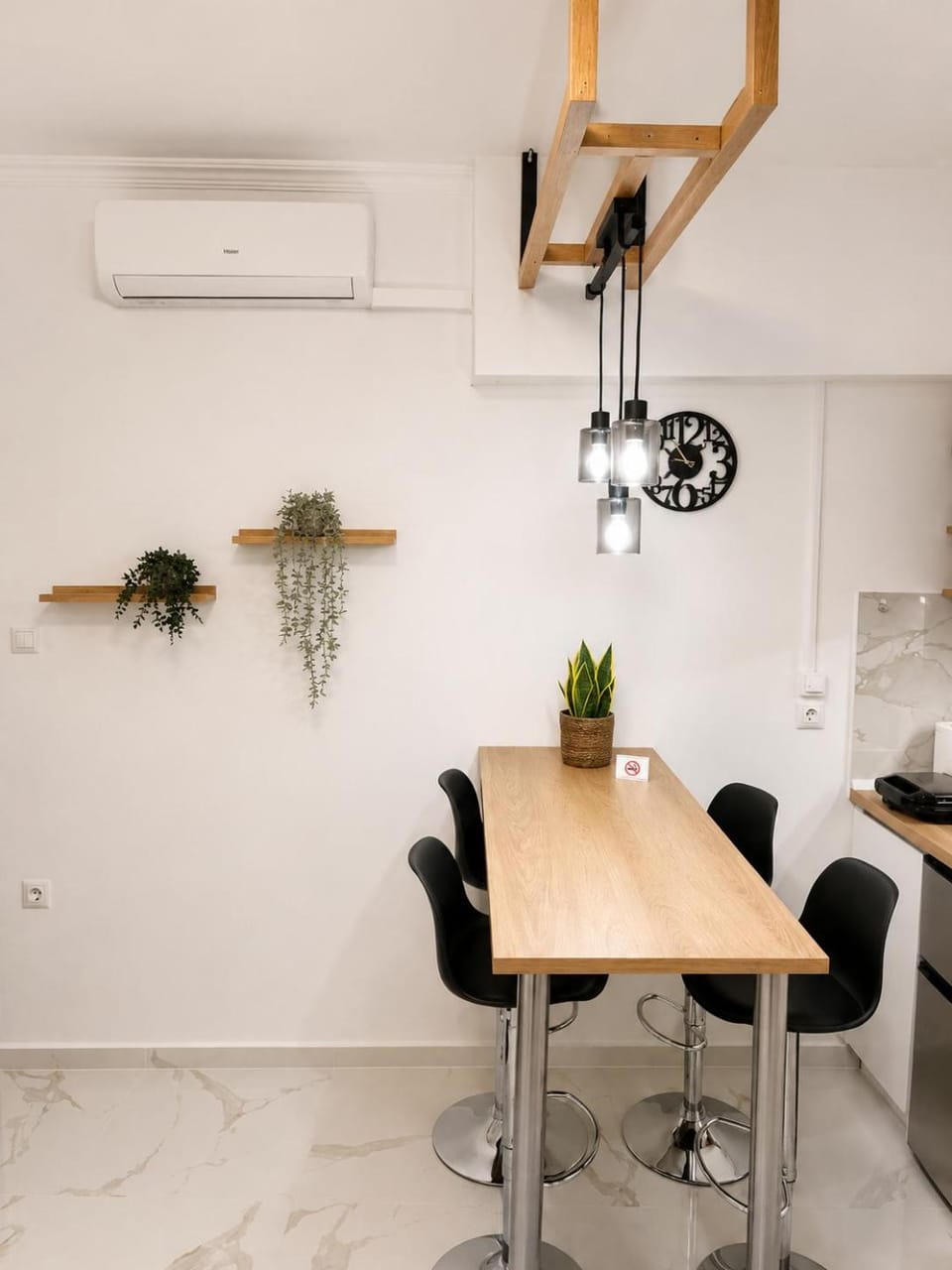 Living room, Seating area, Dining area, air conditioner