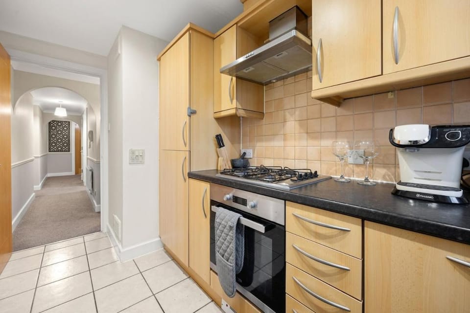 E14 -Spacious 2Bed Flat Sleeps 5 - O2 Arena Views Apartment in London