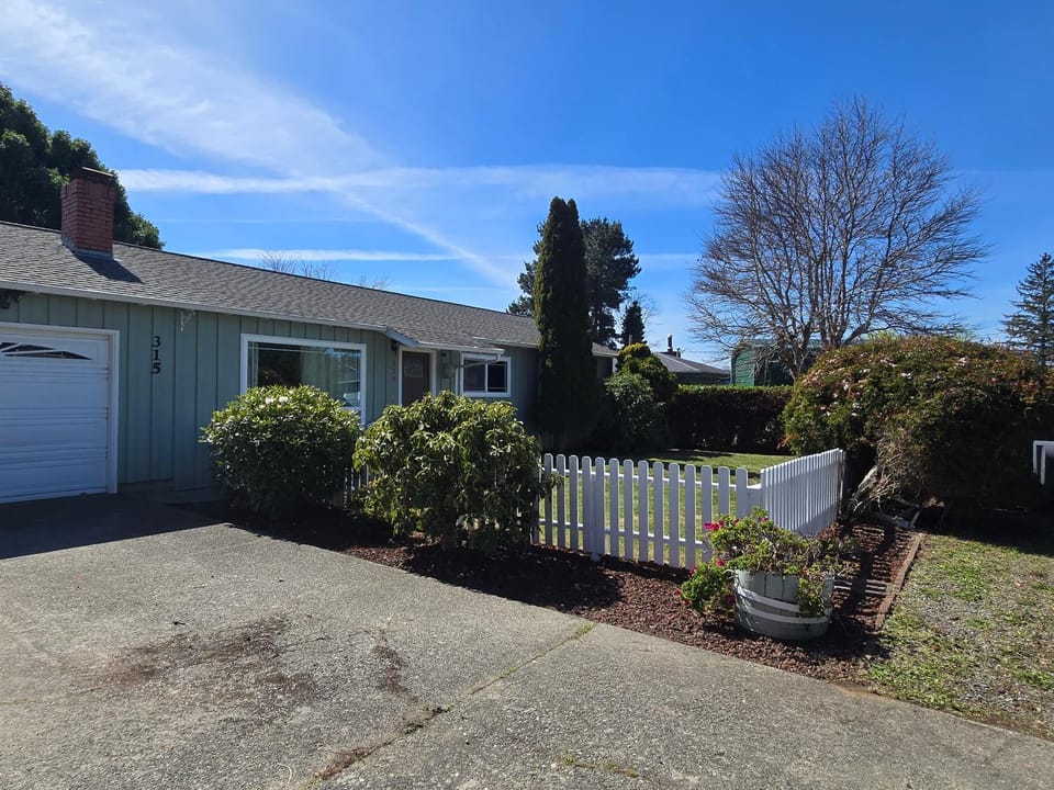 Property building, Facade/entrance, Garden, Parking