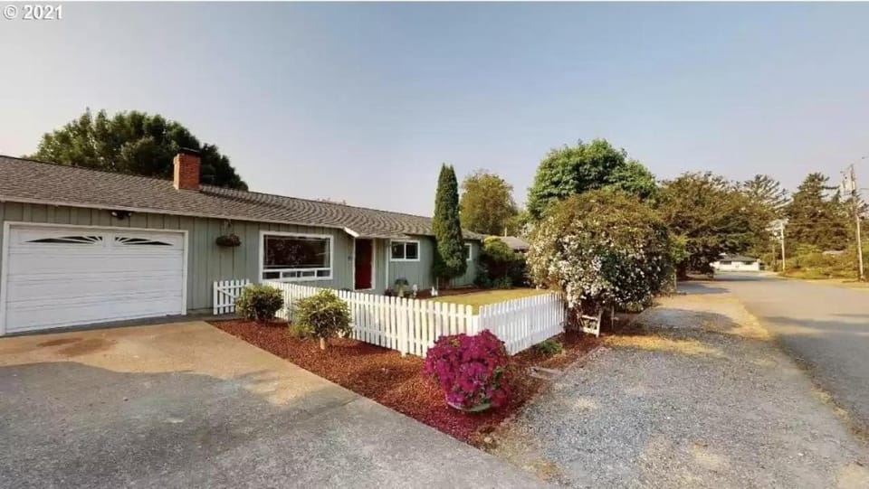 Cozy Cottage by the Sea House in Brookings