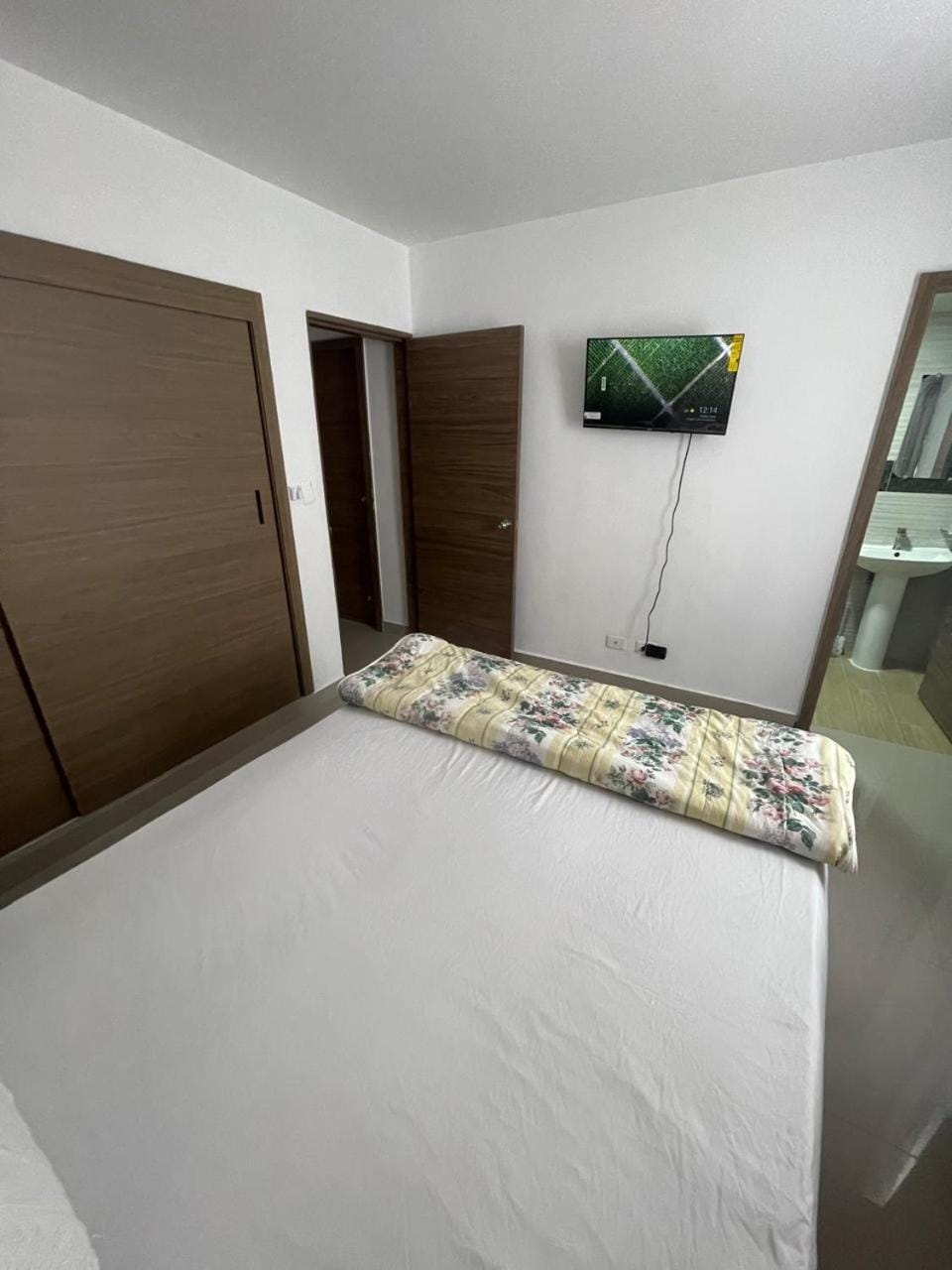 Bed, TV and multimedia, Photo of the whole room, Bedroom