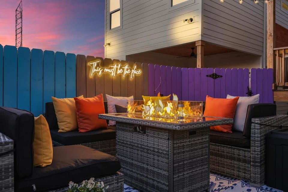 Group Stay 1mi-Downtown Hot Tub Outdoor TV House in Nashville
