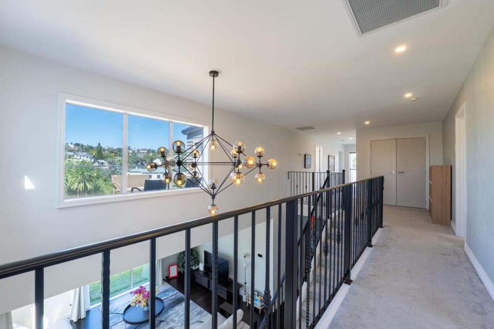 Spacious 4-Bedroom Family Home in Long Bay House in Auckland