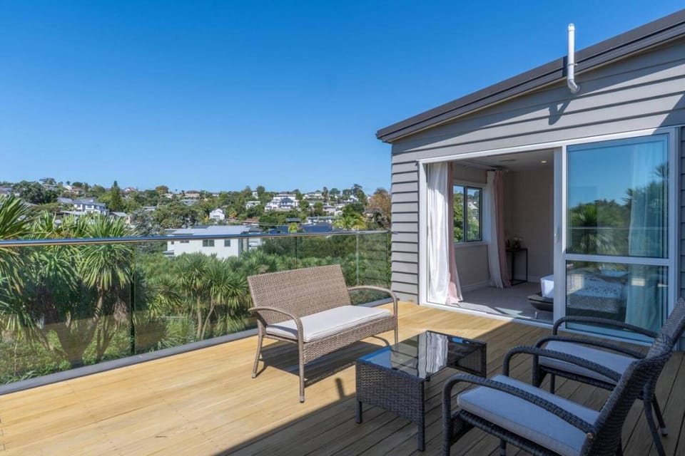 Spacious 4-Bedroom Family Home in Long Bay House in Auckland