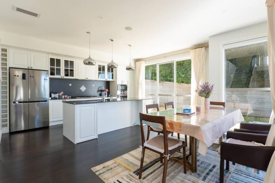 Spacious 4-Bedroom Family Home in Long Bay House in Auckland