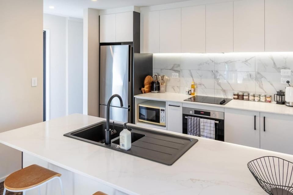 Coffee/tea facilities, oven, stove, kitchen
