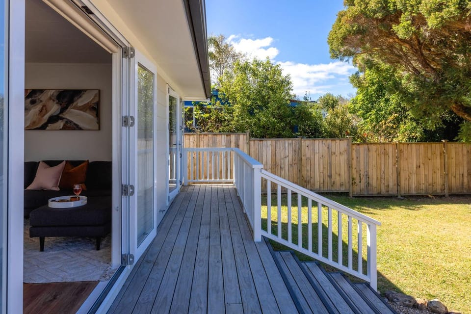 Blackpool Living - Beaches, Village & Easy Living House in Auckland Region