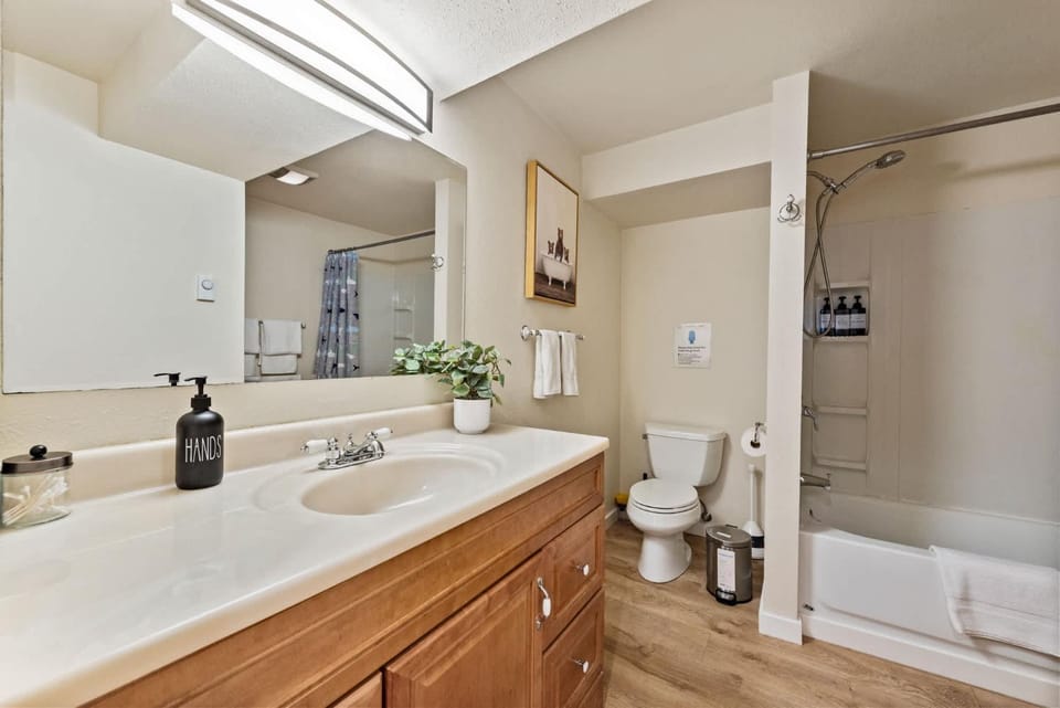 Pet-friendly Craftsman Home-1 block from Greenlake House in Green Lake