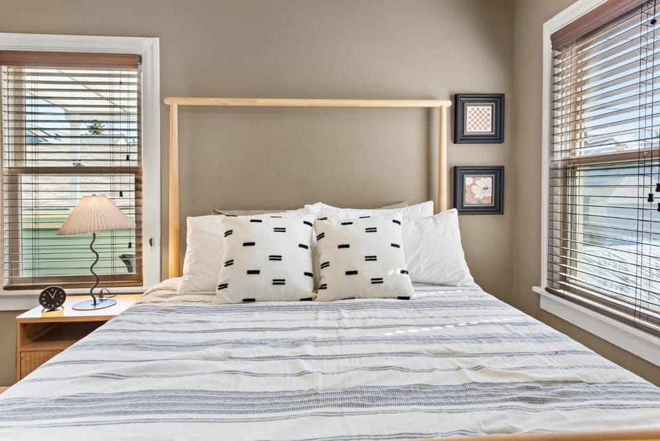 Pet-friendly Craftsman Home-1 block from Greenlake House in Green Lake