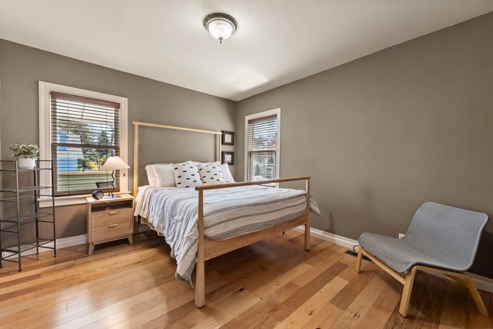 Craftsman 2B Upper Unit -1 block from Greenlake House in Green Lake