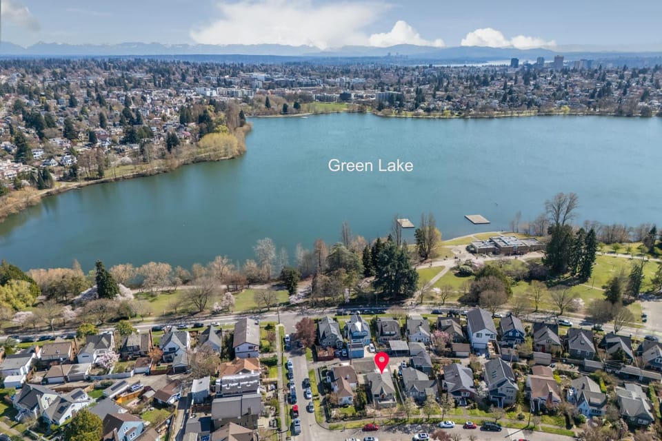 Craftsman 2B Upper Unit -1 block from Greenlake House in Green Lake