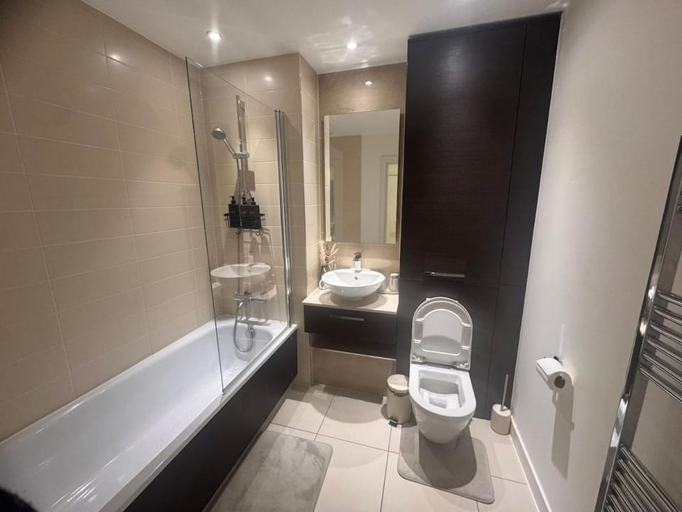 Spacious 2-bed Apt Near Canary Wharf- Long stay Apartment in London