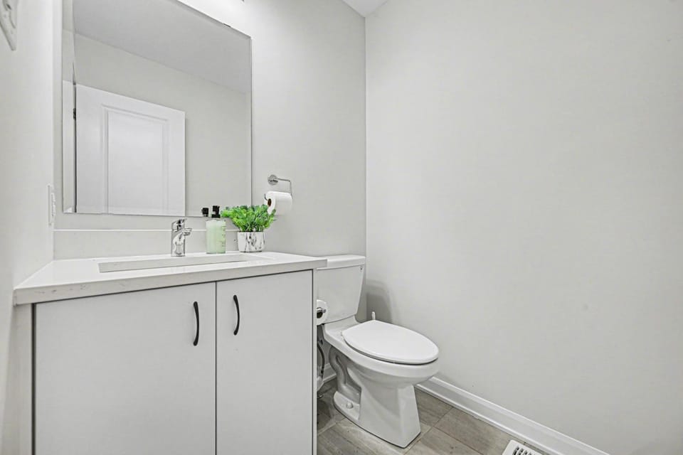 Modern Spacious 3BR Home with Free Parking and Wi-Fi House in Ottawa