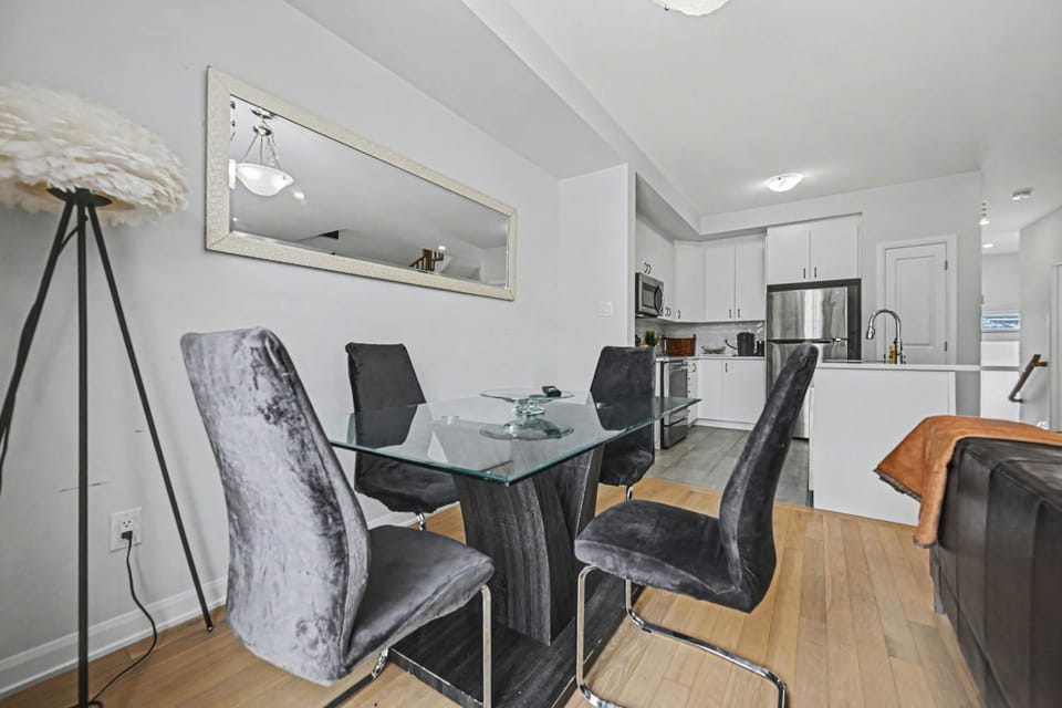 Modern Spacious 3BR Home with Free Parking and Wi-Fi House in Ottawa