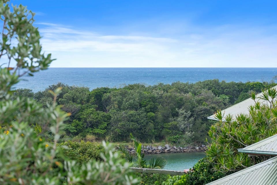 Solis Villas - Beachfront, EV charger & Lift House in Pottsville