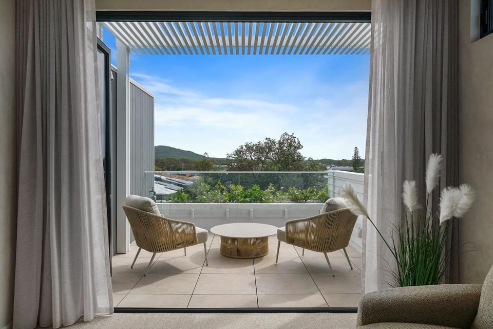 Solis Villas - Beachfront, EV charger & Lift House in Pottsville