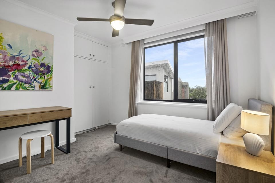 Comfortable Stay Near Melbournes West End Apartment in Melbourne