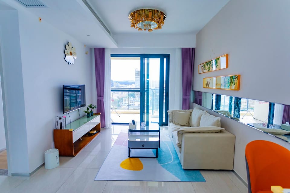 - Parent child Travel - Phoenix Airport - Sanya Railway Station - Sanya Bay - West Island - Luhuitou - Dadonghai - No-1 Harbor City - Sea Travel Duty Free City - Liberation Road Pedestrian Street Apartment in Sanya