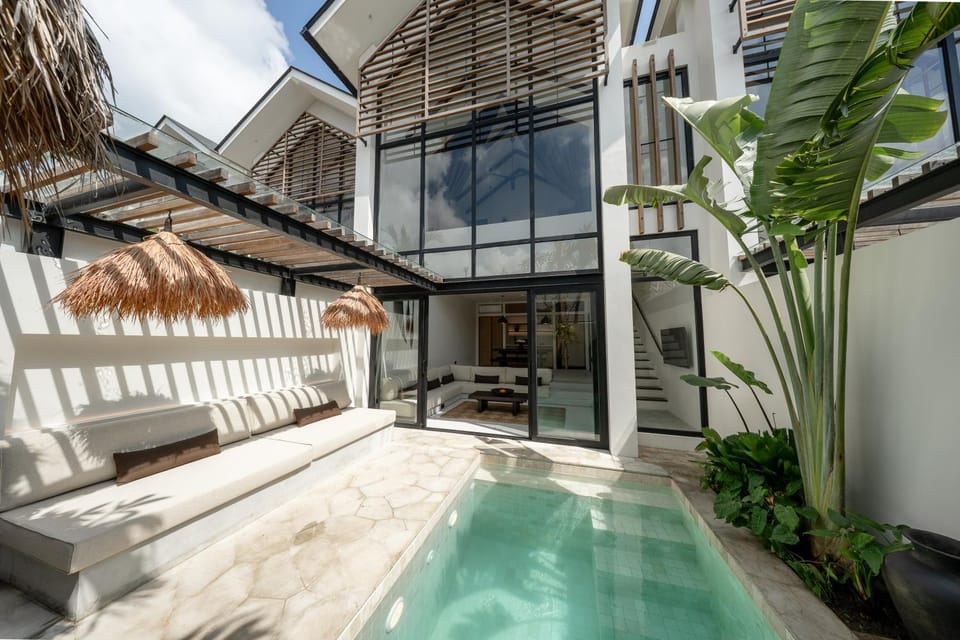 Property building, Swimming pool, sunbed