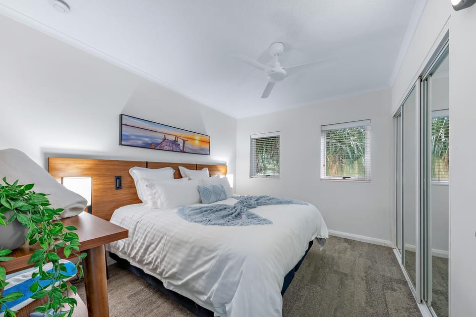 Bed, Bedroom, wardrobe, air conditioner