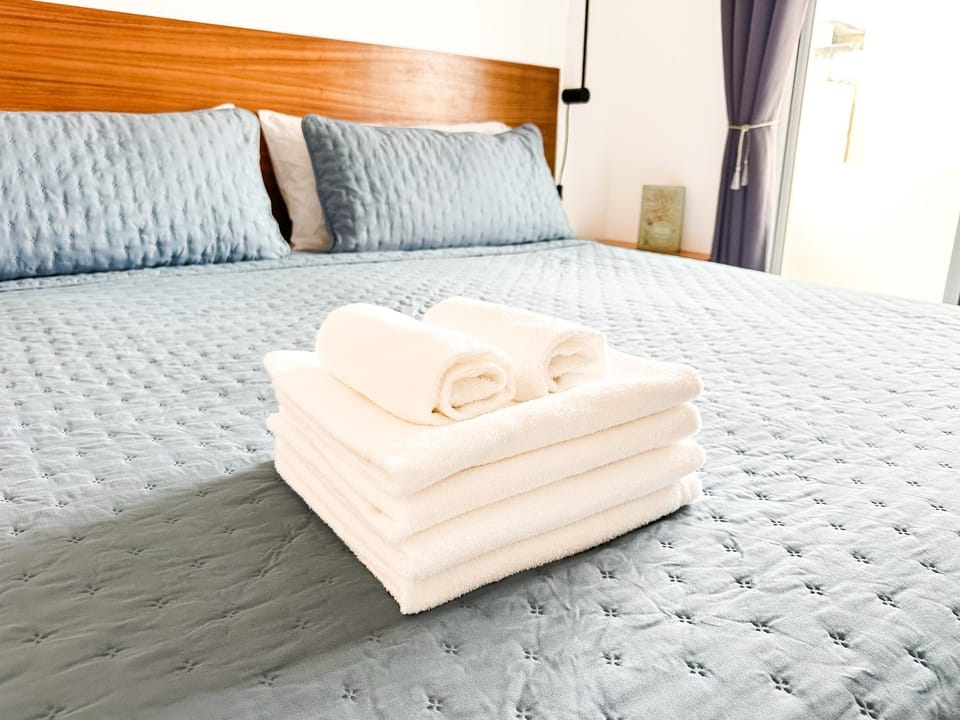 Bedroom, towels