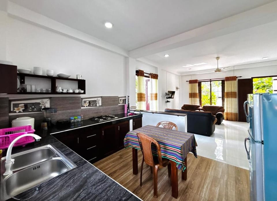 Villa 51 - Full Villa 6 B Gateways Apartment in Hikkaduwa