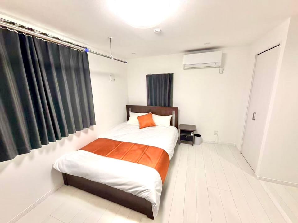 Bed, Photo of the whole room, Bedroom, air conditioner