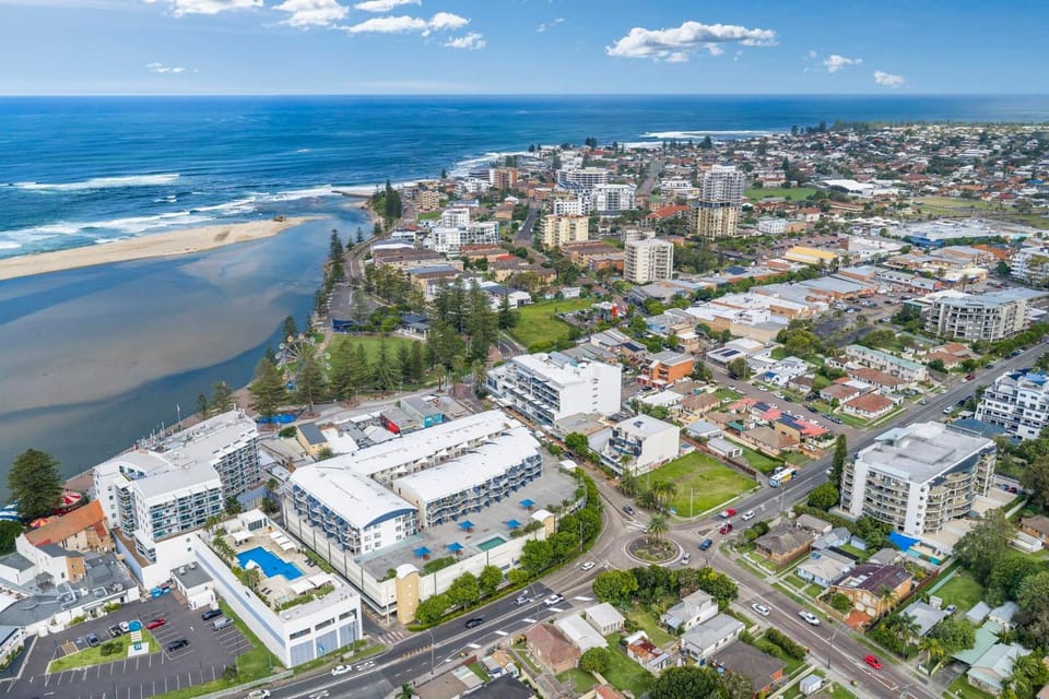 Waterfront, Pool, Balcony, Prime Location Apartment in The Entrance
