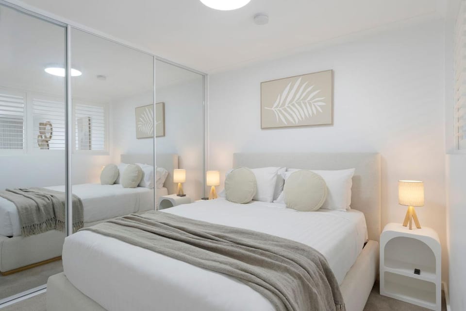 Waterfront, Pool, Balcony, Prime Location Apartment in The Entrance