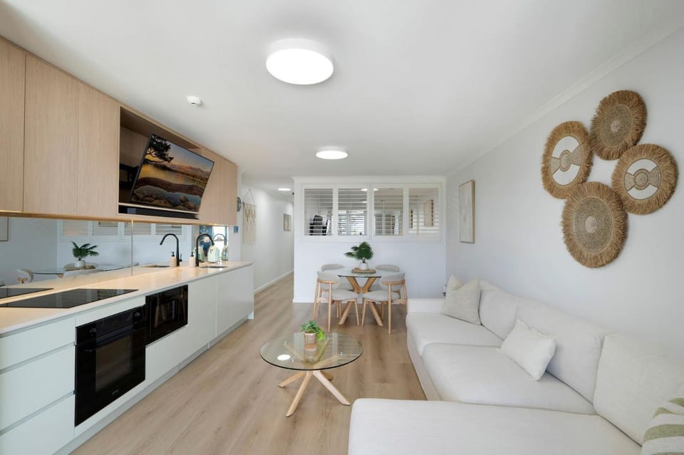 Waterfront, Pool, Balcony, Prime Location Apartment in The Entrance