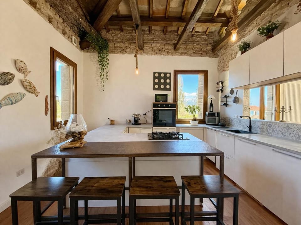 Kitchen or kitchenette, Dining area, stove
