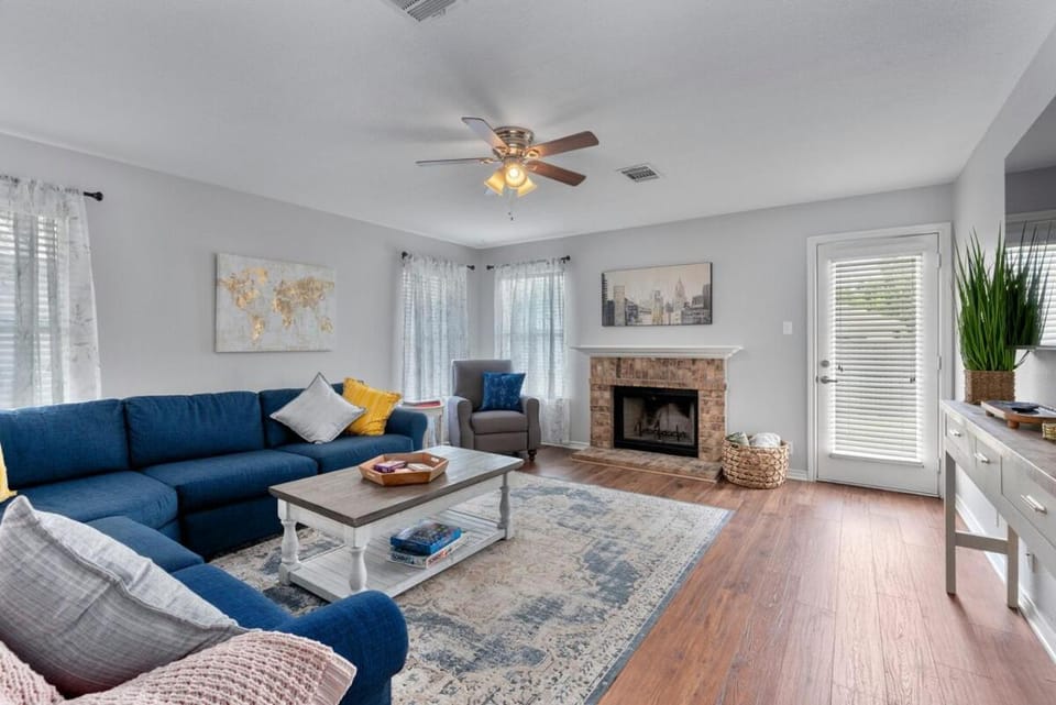 Living room, Seating area, fireplace