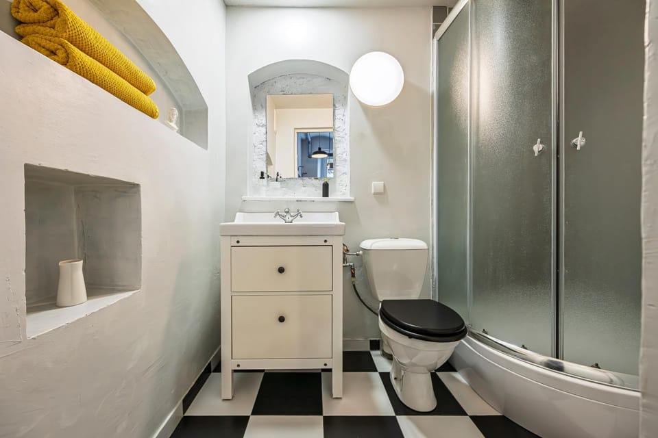 Shower, Toilet, Bathroom, towels