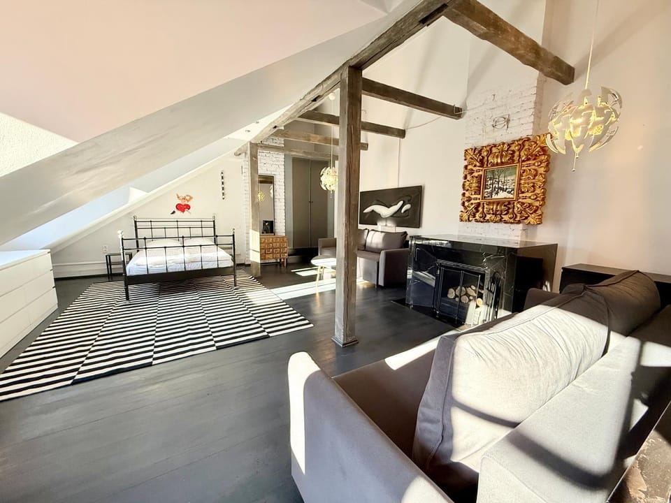 Bed, Seating area, Bedroom