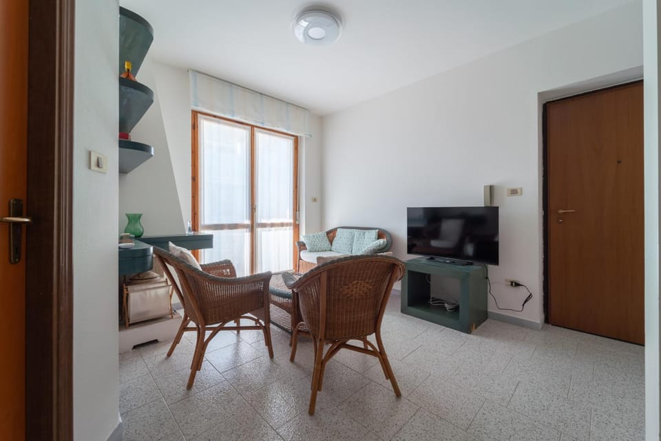 Communal lounge/ TV room, TV and multimedia, Living room, Seating area, Dining area, Evening entertainment