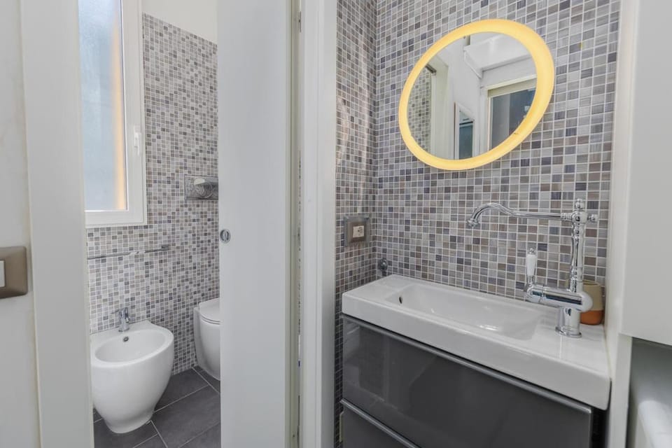 2 min to Tram and Bus - 5min to MXP Shuttle - Air Conditioning - Balcony Apartment in Milan