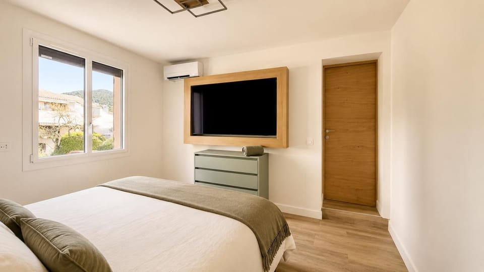 Photo of the whole room, Bedroom
