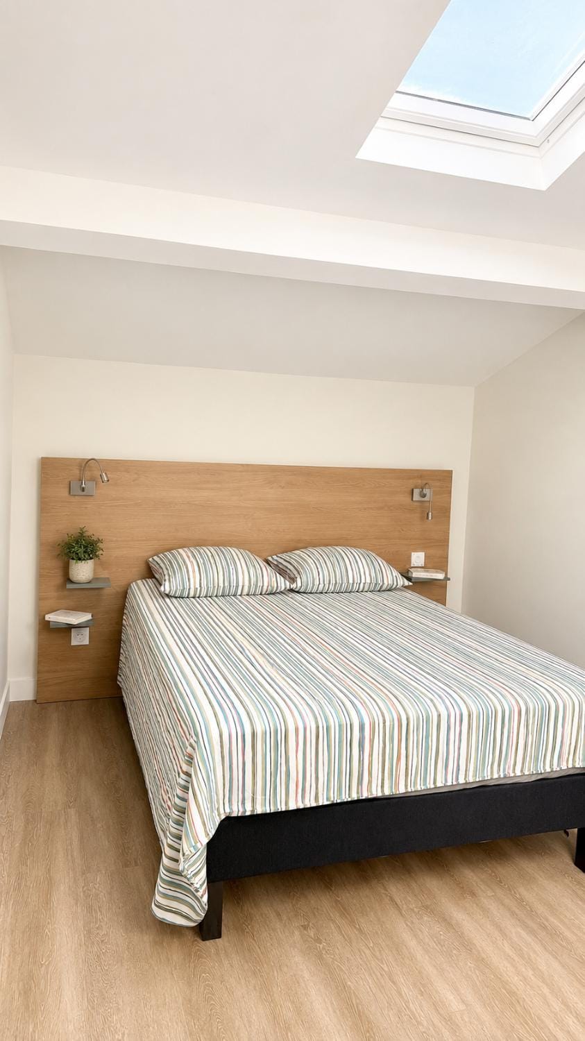 Photo of the whole room, Bedroom
