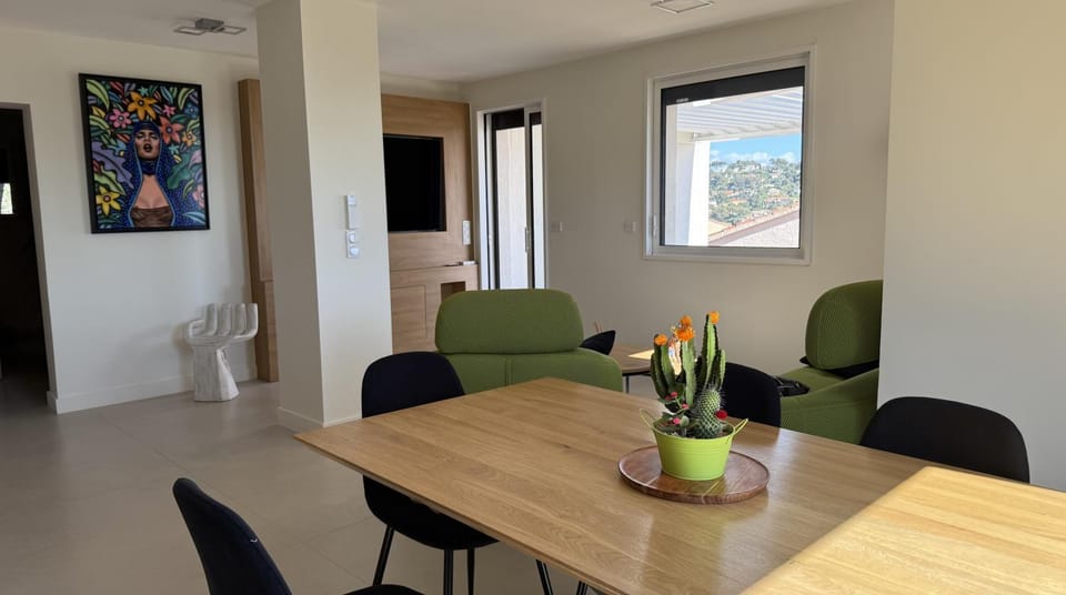 Communal lounge/ TV room, Living room, Dining area