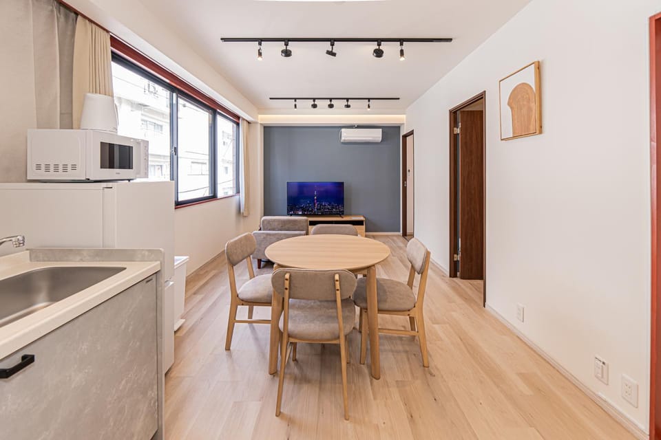 TV and multimedia, Kitchen or kitchenette, Living room, Seating area, Dining area