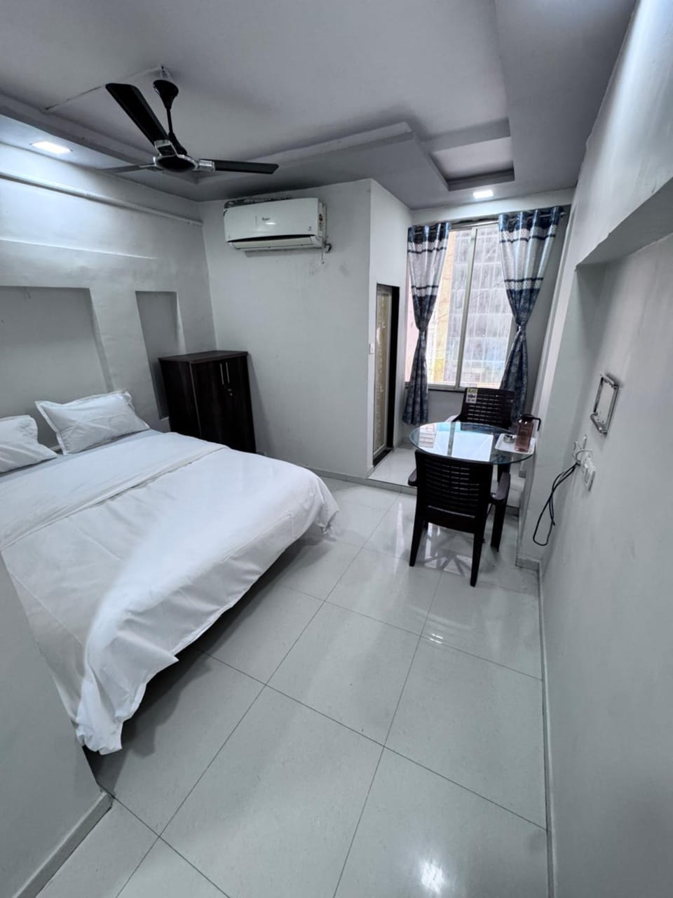 Photo of the whole room, Seating area, Dining area, Bedroom, air conditioner