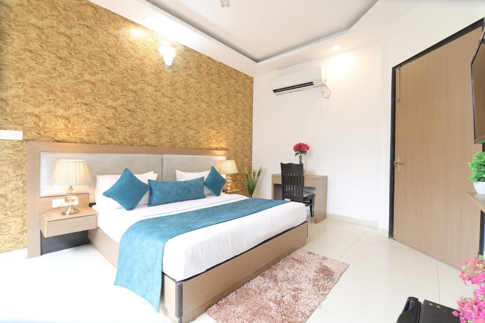 Bed, TV and multimedia, Photo of the whole room, Bedroom, wardrobe, air conditioner
