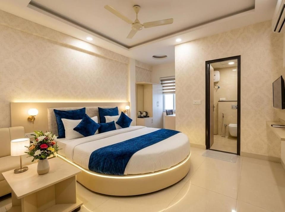Bed, TV and multimedia, Photo of the whole room, Bedroom, fireplace, wardrobe, air conditioner