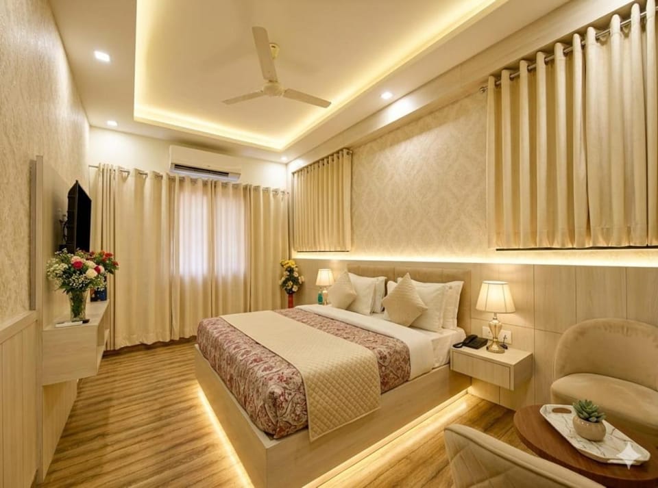 Bed, Living room, Photo of the whole room, Seating area, Bedroom