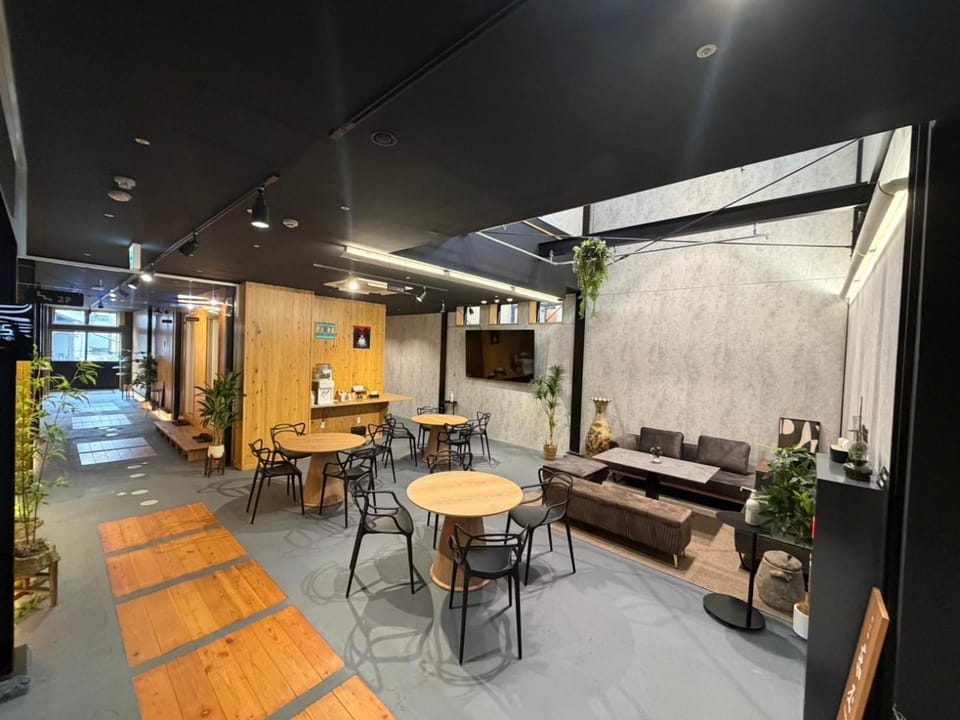 Communal lounge/ TV room, TV and multimedia, Banquet/Function facilities, Breakfast