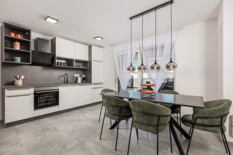 Kitchen or kitchenette, Seating area, Dining area
