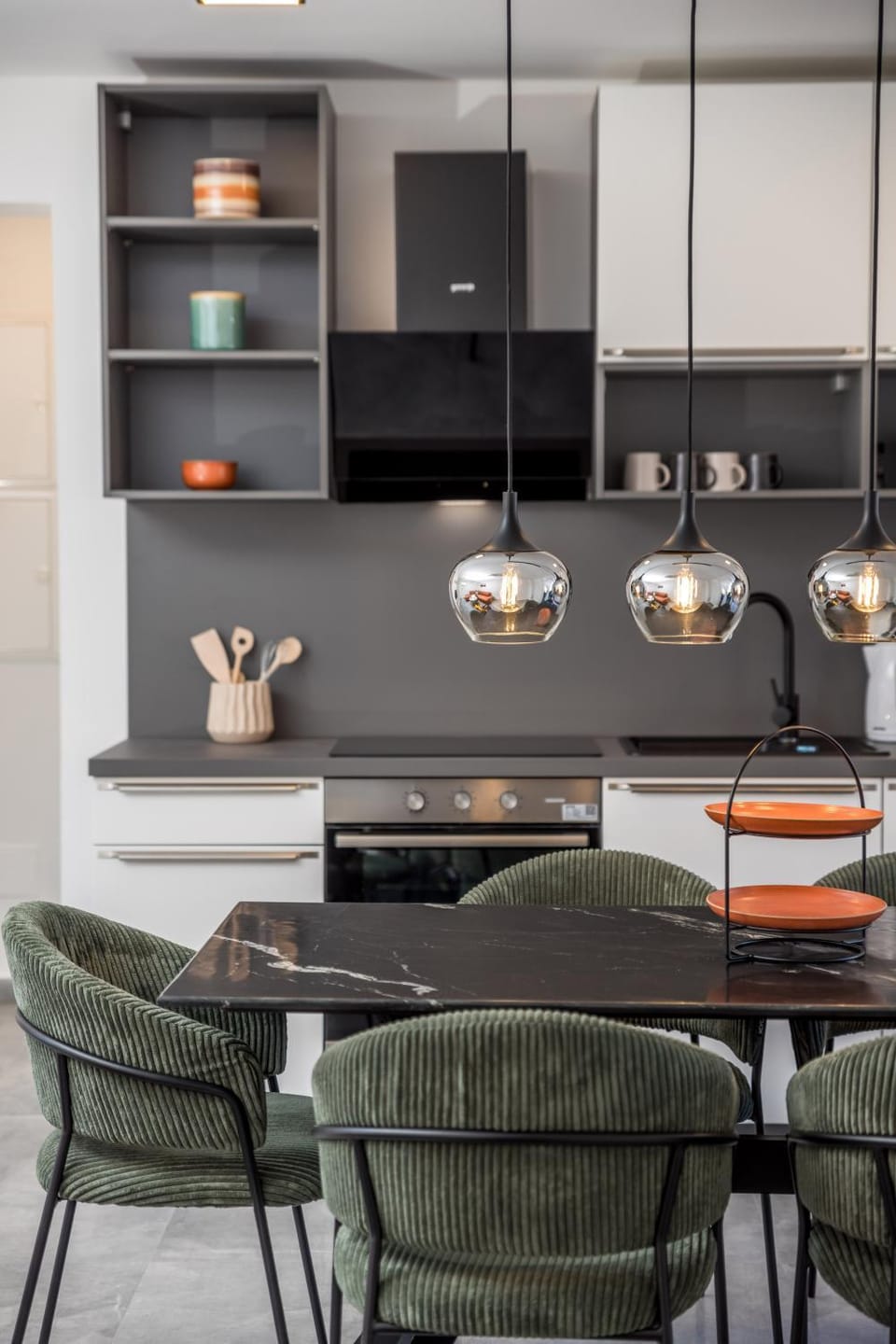 Kitchen or kitchenette, Dining area