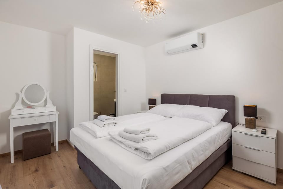 Bed, Bedroom, air conditioner