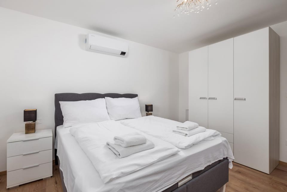 Bed, Bedroom, wardrobe, air conditioner